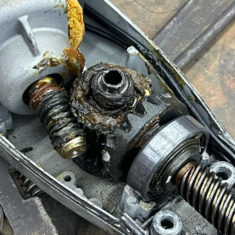 Cambio de engranaje central en motor de portón batiente. Desmontaje del motor y reemplazo del engranaje central para mejorar la transmisión y el rendimiento. Trabajo realizado por HERREELEC.
